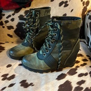 Sorel wedge boots size 6.5